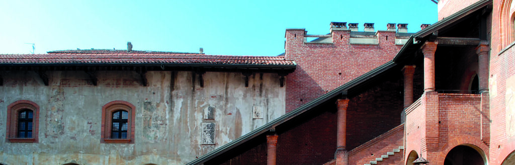 Complesso Edilizio Broletto - Novara - Scalinata e facciata in muratura