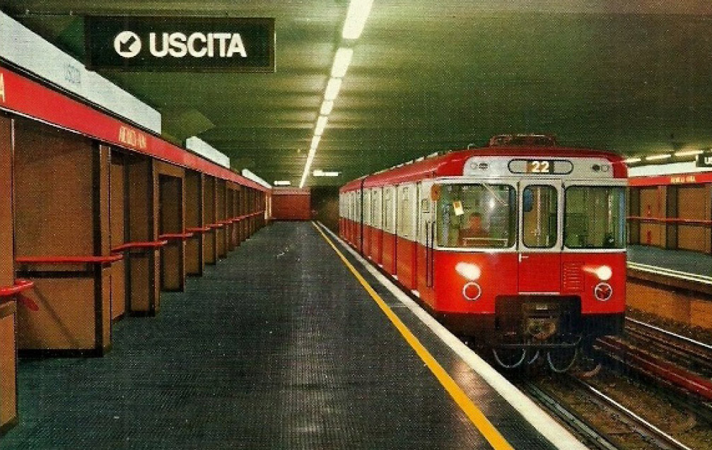 Metropolitana Rossa Linea 1. Moderni, razionali ed eleganti, i convogli della Metropolitana di Milano hanno segnato una pietra miliare nel campo del trasporto su rotaia. Le forme lineari e pulite erano esaltate dalla colorazione rossa e avorio.