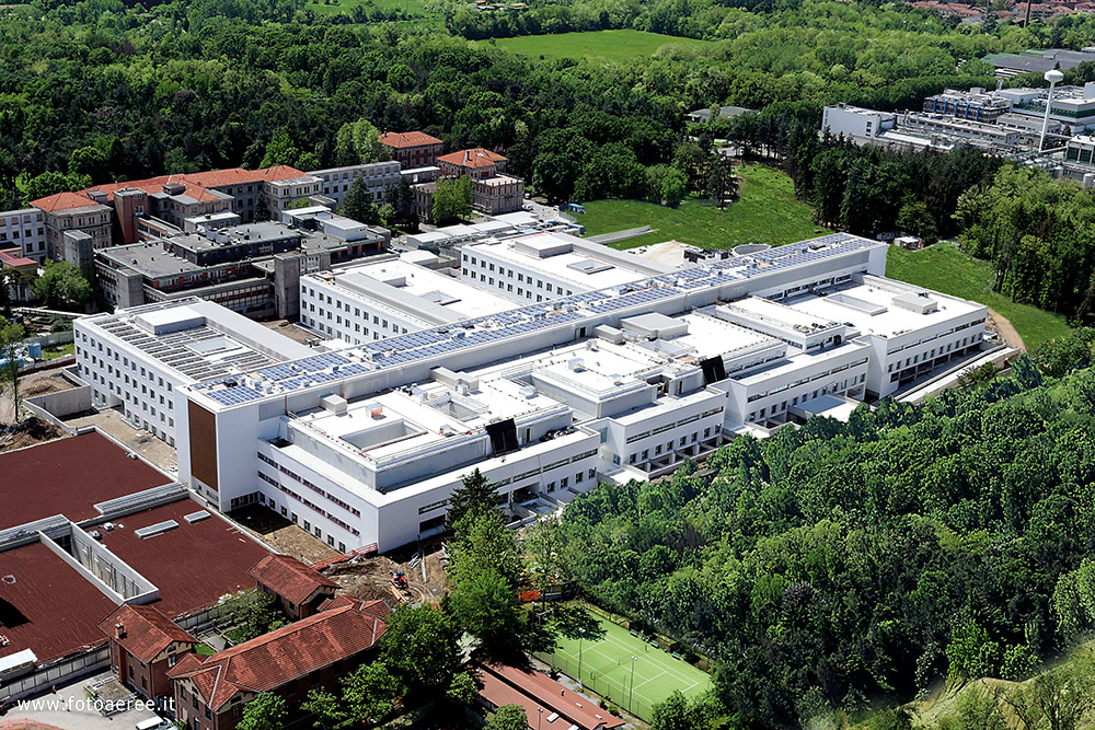 Presidio Ospedaliero di Garbagnate Milanese - ASST Rhodense. Il nuovo fabbricato è inserito all’interno di un’area di circa 130.000 metri quadrati, adiacente al vecchio ospedale, all’interno del comprensorio del Parco Regionale delle Groane.