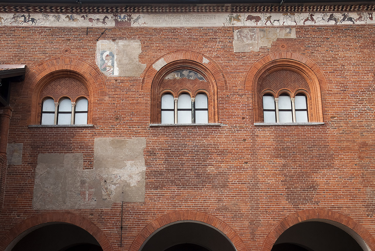 Per il complesso del Broletto di Novara abbiamo eseguito la progettazione di tutte le opere correlate al lavori di restauro, risanamento conservativo, consolidamento strutturale, adeguamento tecnologico ed allestimento museale